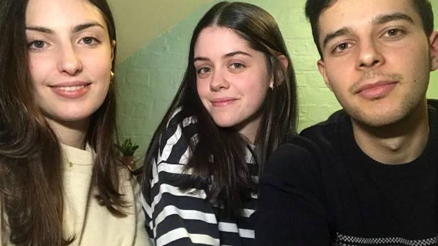 De izda. a dcha., Marina, Lucía y Eduardo, estudiantes de la ULE de Erasmus en Nottingham (Inglaterra).