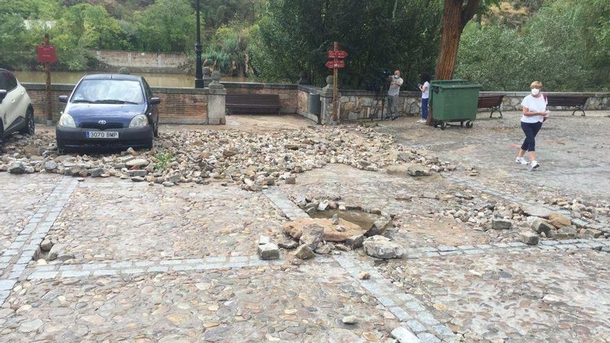 Daños en el firme del Casco Histórico, en la plaza de la Barca de Pasaje