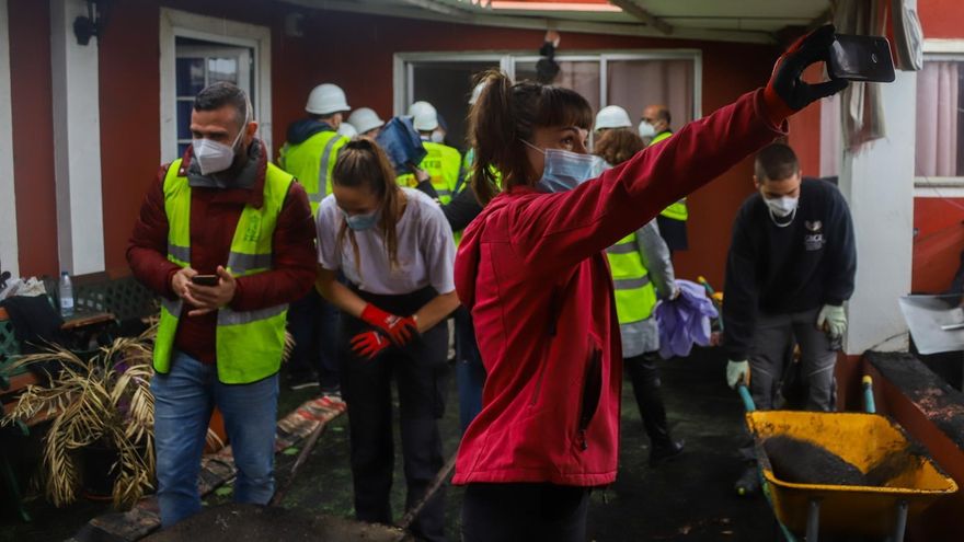 Cuadrillas retirando cenizas de una vivienda en La Palma este miércoles