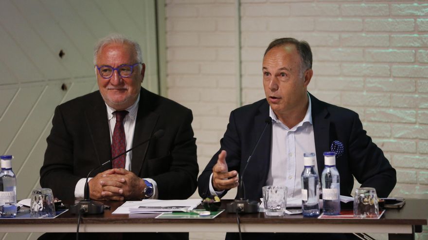 Pere Navarro, director general de Tráfico, y Juan Luis Barahona, presidente de Feneval, en la presentación del DNI-Car.
