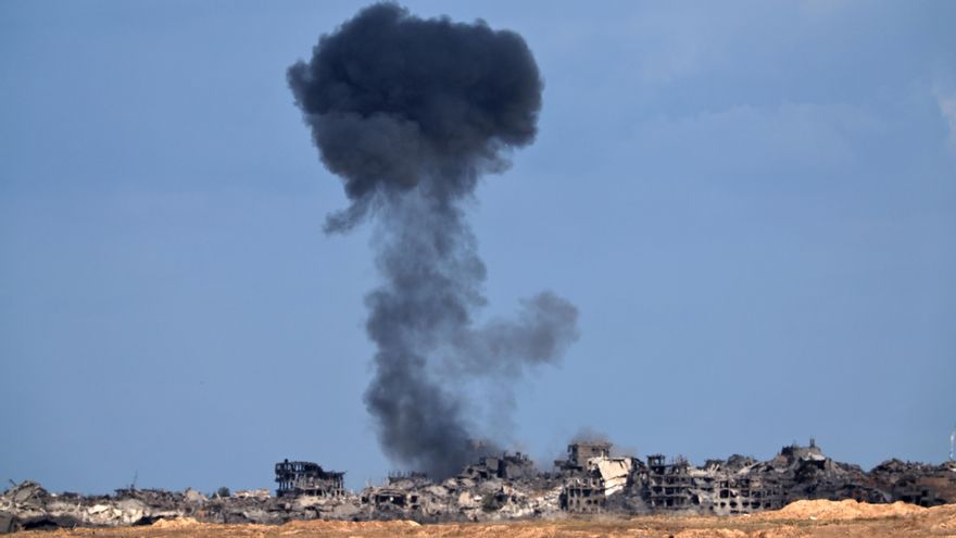 Humo tras un ataque aéreo israelí en la zona norte de la frontera entre Israel y Gaza, visto desde el sur de Israel, el 10 de octubre de 2025.