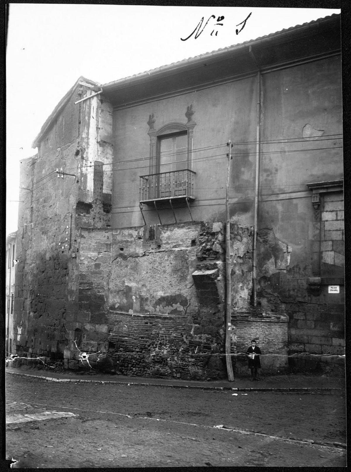 Fachada del palacio episcopal del obispado de León después de derruir la parte de la muralla a la que estaba adosado antes de 1910, Puerta Obispo.
