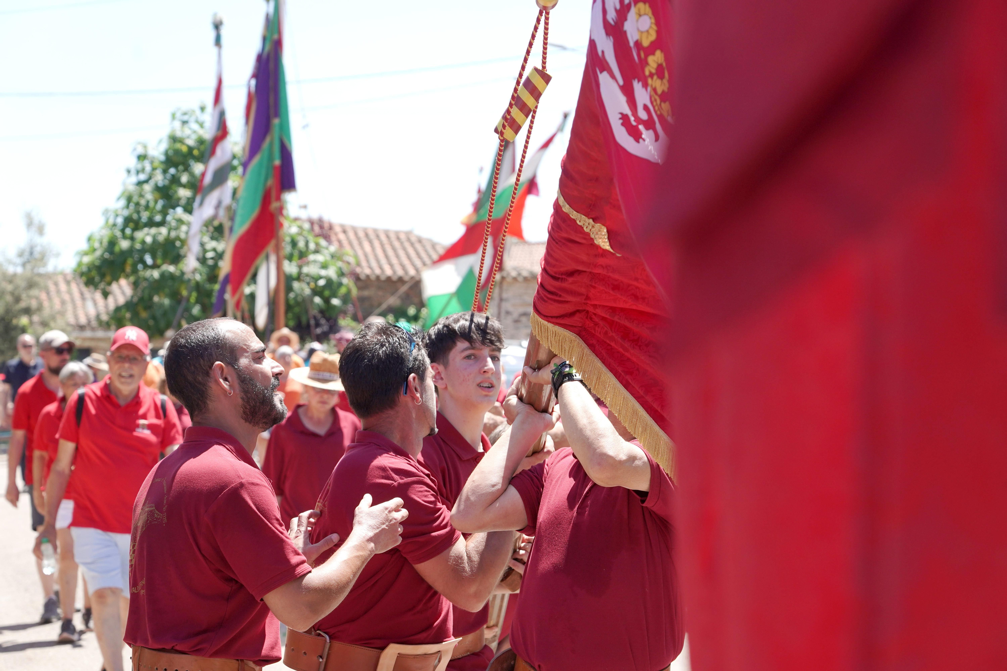 Orgullo de pendones en Oteruelo de la Valduerna para airear la seña de identidad leonesa