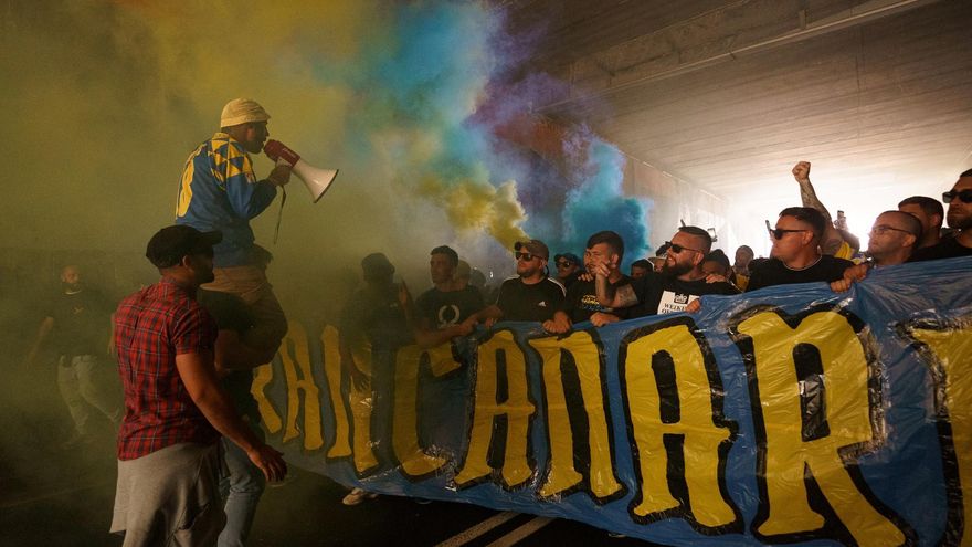 Aficionados de la UD Las Palmas a su llegada a Santa Cruz de Tenerife donde han sido escoltados por la Policía Nacional. EFE/Ramón de la Rocha