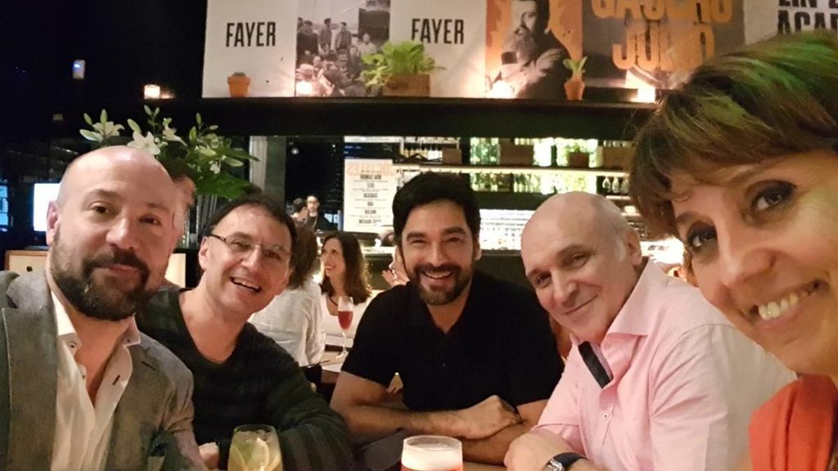 Diego "McBain" Spagnuolo, una persona, el armador Nazareno Etchepare, José Luis Espert y su pareja, Mercedes González, el 28 de abril de 2018