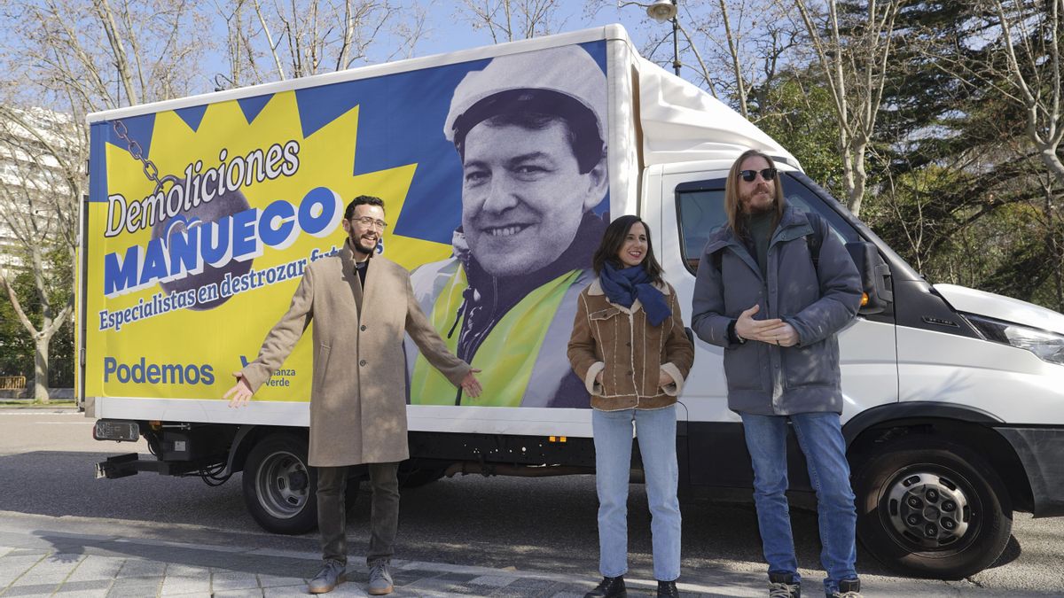 Ione Belarra, secretaria general y diputada de Podemos; Pablo Fernández (d), secretario de Organización y portavoz de Podemos, y Miguel Ángel Llamas (i), posan delante del cartel.