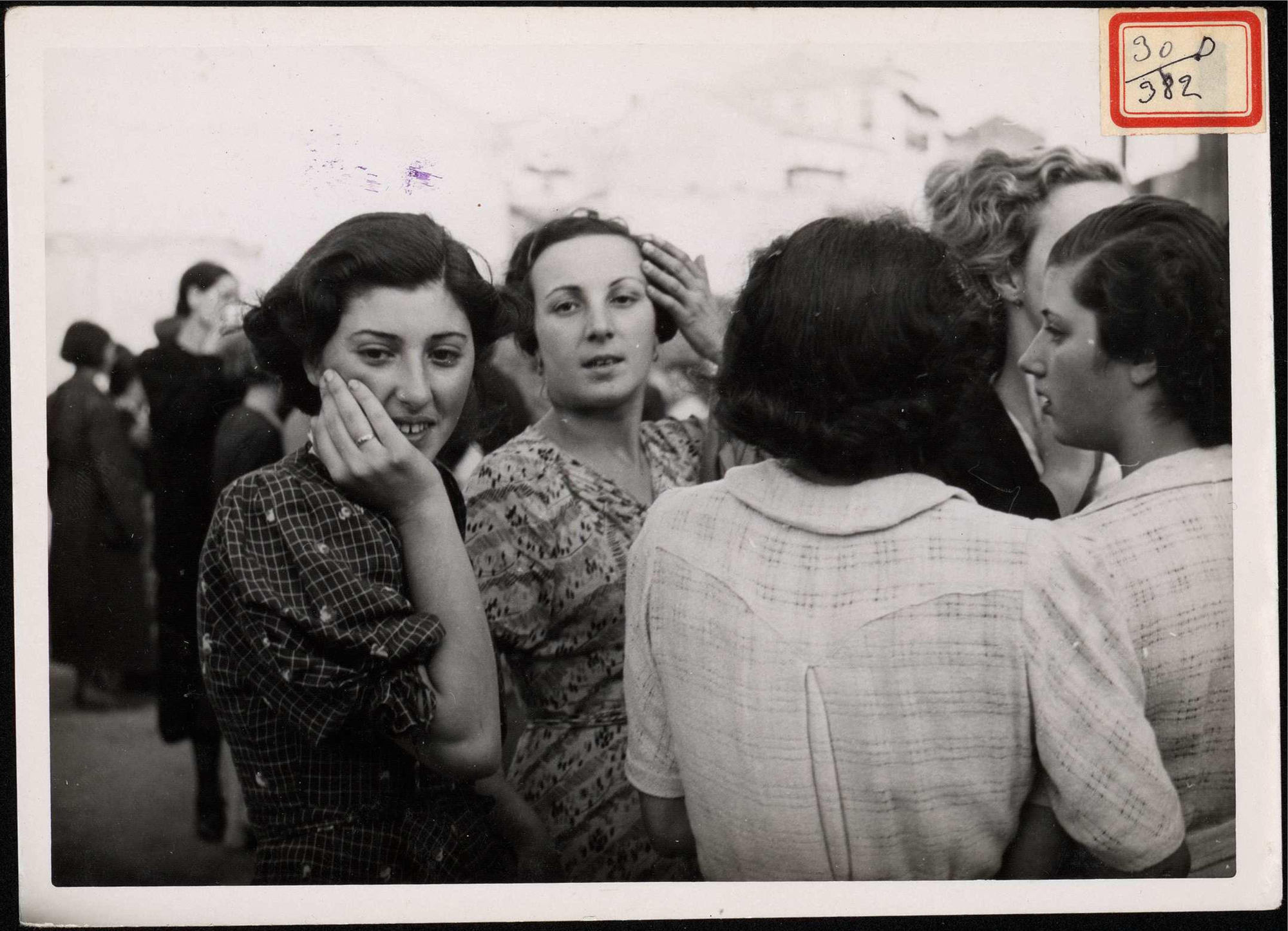 "Muchachas con la tristeza de lo mucho sufrido en las casas". 24 de agosto de 1937.