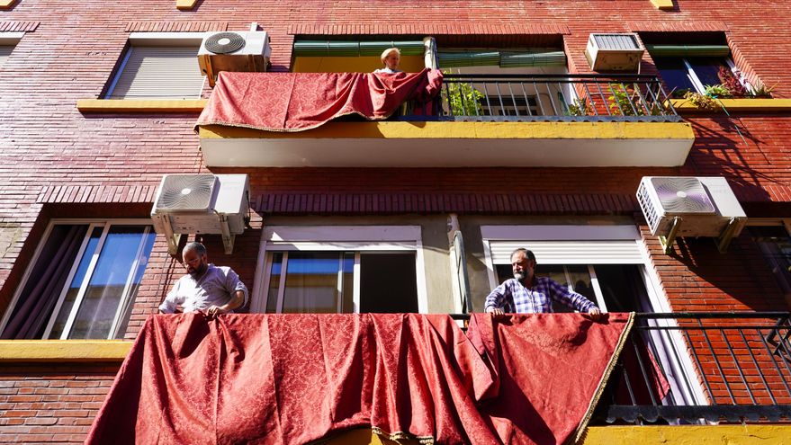 Devoción de pasar por caja: alquilar balcones en Semana Santa sin declarar conlleva sanciones económicas