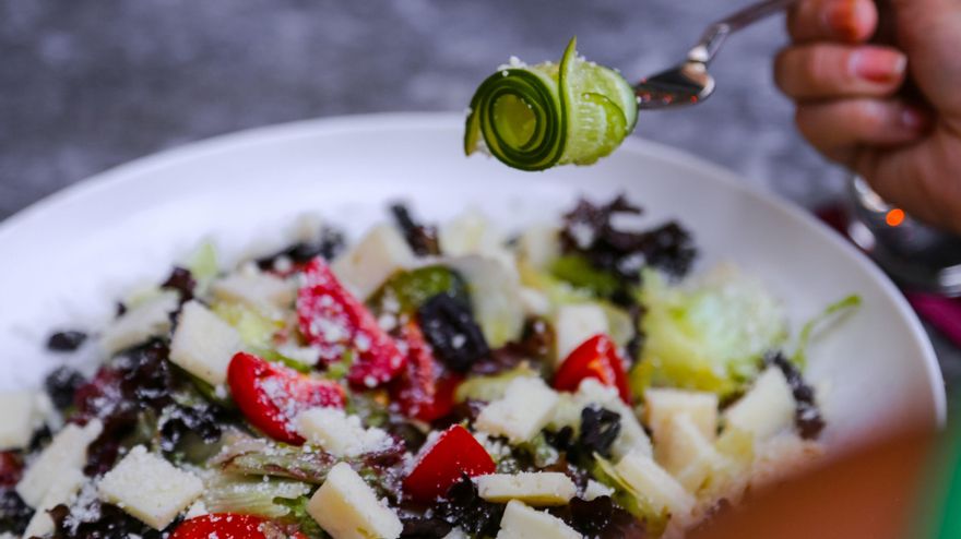 Las ensaladas mediterráneas pueden convertirse en un plato principal muy completo
