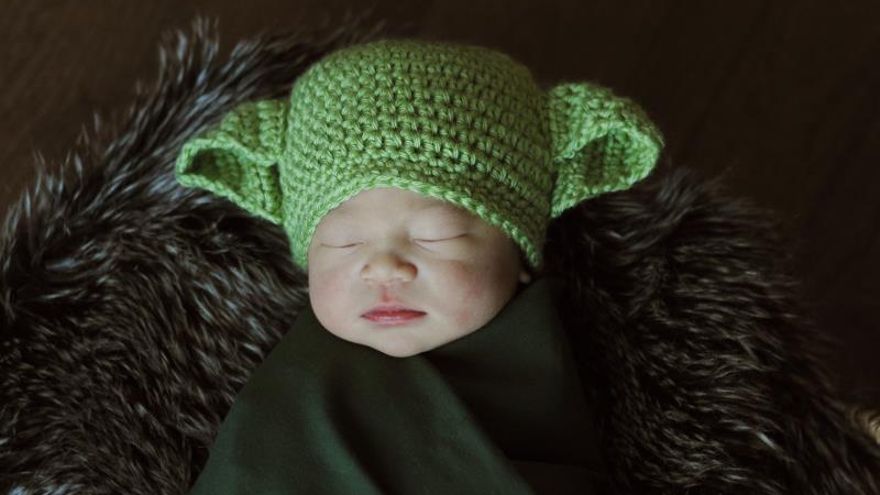 Fotografía cedida por el hospital AdventHealth for Women de Orlando (Florida) donde aparece el niño Josiyah Artis disfrazado como Yoda de la saga "Star Wars".