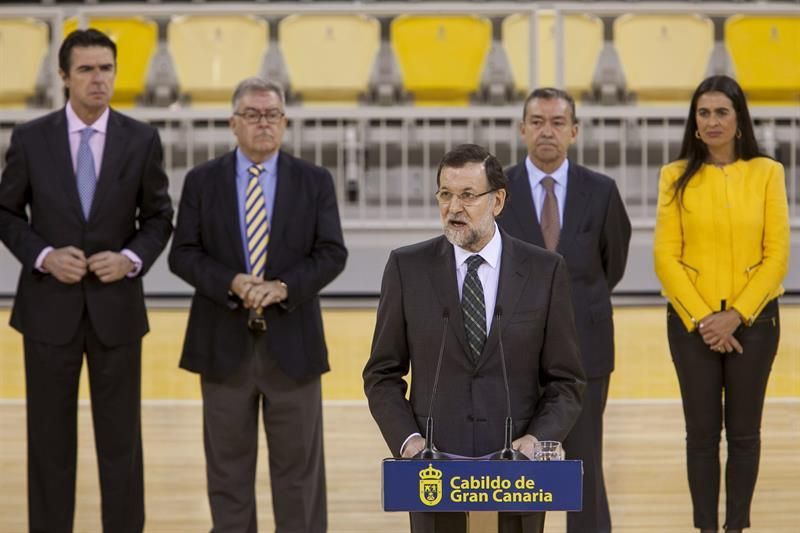 El jefe del Ejecutivo, Mariano Rajoy, durante su discurso en la inauguración del Gran Canaria Arena, el único nuevo pabellón construido para acoger este verano la Copa del Mundo de Baloncesto, en el que ha afirmado que el deporte español se ha convertido en uno de los atractivos del país y ayuda a construir la Marca España. Detrás el ministro de Industria, Energía y Turismo, José Manuel Soria; el presidente del Cabildo de Gran Canaria, José Miguel Bravo de Laguna, y el presidente canario, Paulino Rivero (i-d). EFE/Ángel Medina G.