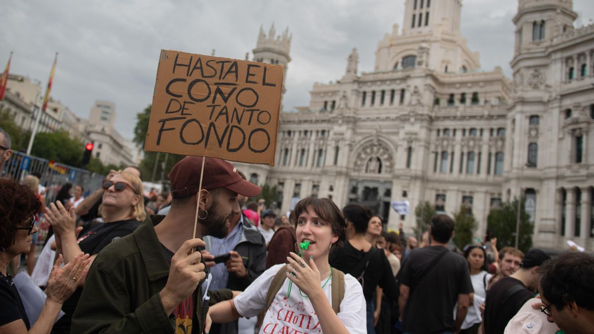 La protesta en la capital ha partido a las 12:00 horas desde cuatro puntos distintos con final en la Plaza de Cibeles: en el norte desde la Glorieta Emilio Castelar, en el sur desde Atocha, en el este desde el Hospital Princesa y en el oeste desde Plaza de España