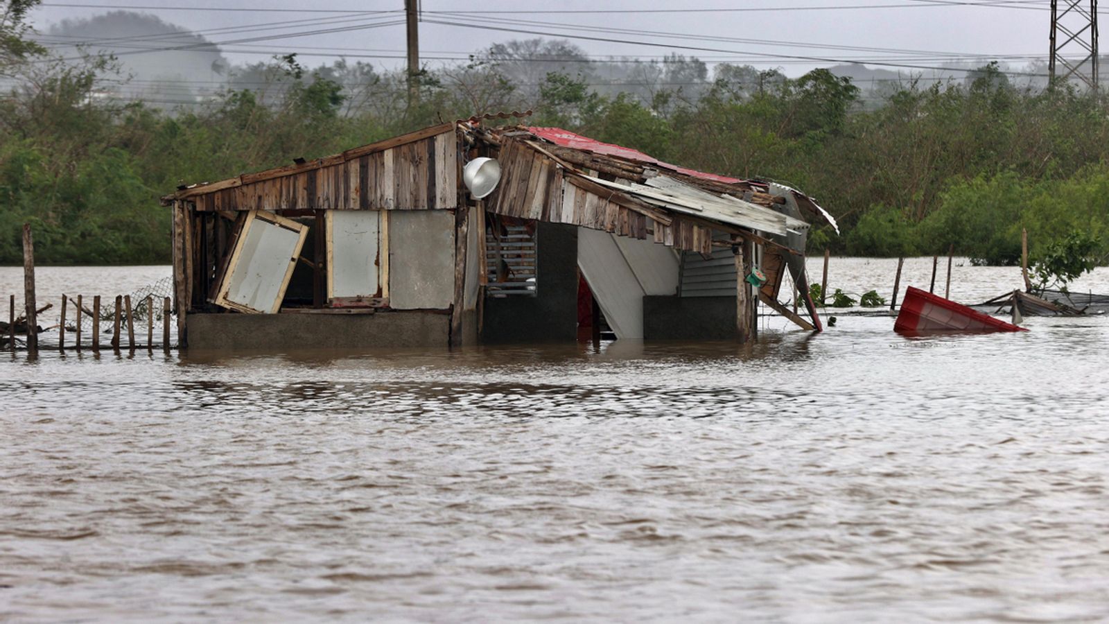 Una vivienda inundada por la crecida de un río el 29 de octubre en el poblado de Guama en Santiago de Cuba.