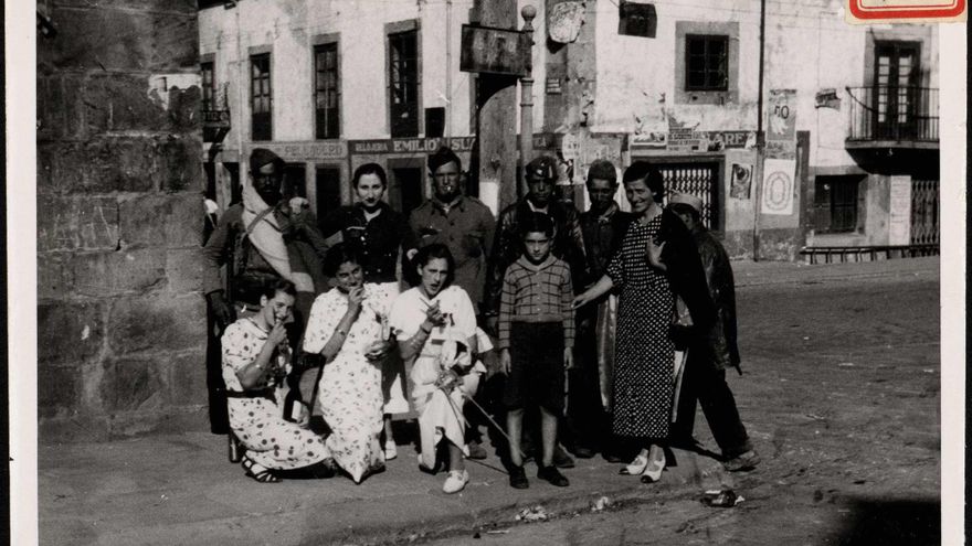 "Vecinos fraternizando con soldados y periodistas".