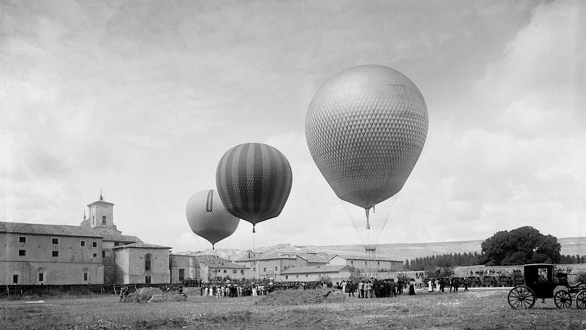 Los globos Urano, Júpiter y Marte en la explanada de Burgos donde se lanzaron en 1905 para la observación del eclipse solar.