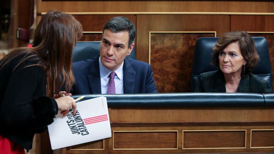 La portavoz del Grupo Plural y de JxCat en el Congreso de los Diputados, Laura Borràs (i), habla con el presidente del Gobierno en funciones, Pedro Sánchez, tras intervenir en la primera sesión del debate de investidura del candidato socialista a la Presidencia de Gobierno en la XIV Legislatura
