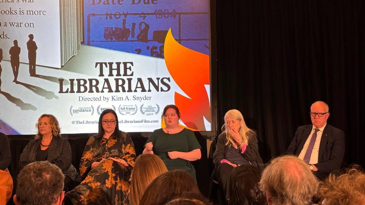 La directora Kim Snyder, las bibliotecarias Amanda Jones y Julie Miller, la historiadora Mary Beard, y el jefe de bibliotecas de la Universidad de Oxford, Richard Ovenden.