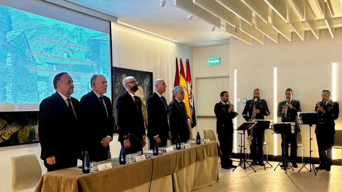 Las instituciones leonesas celebran juntas el aniversario de la Constitución Española