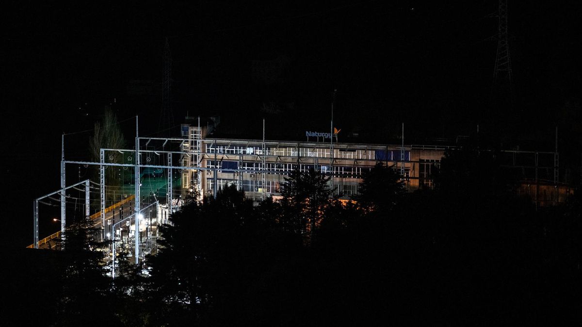 Vista de una central eléctrica, durante la noche del apagón