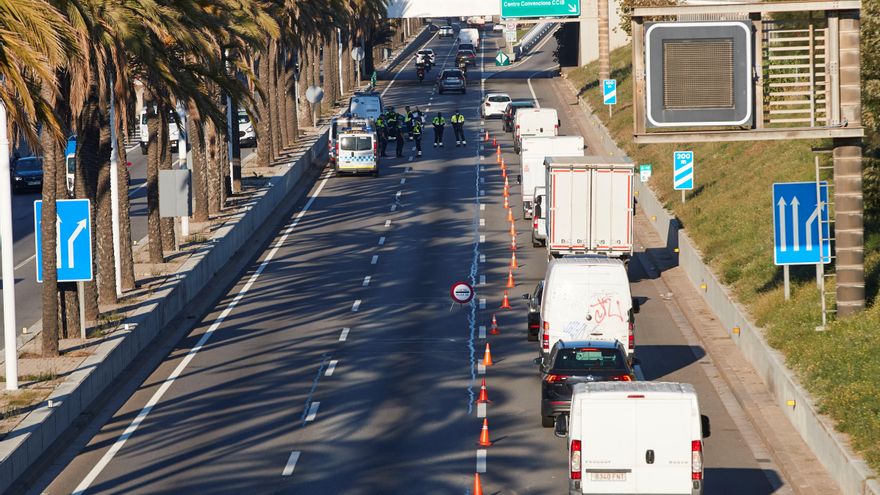 Control de movilidad de la Guardia Urbana en la Ronda Litoral de Barcelona este viernes