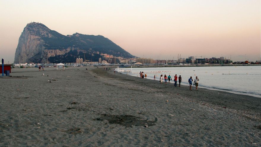 Playa Española Desde La Que Se Ve El Peñón De Gibraltar