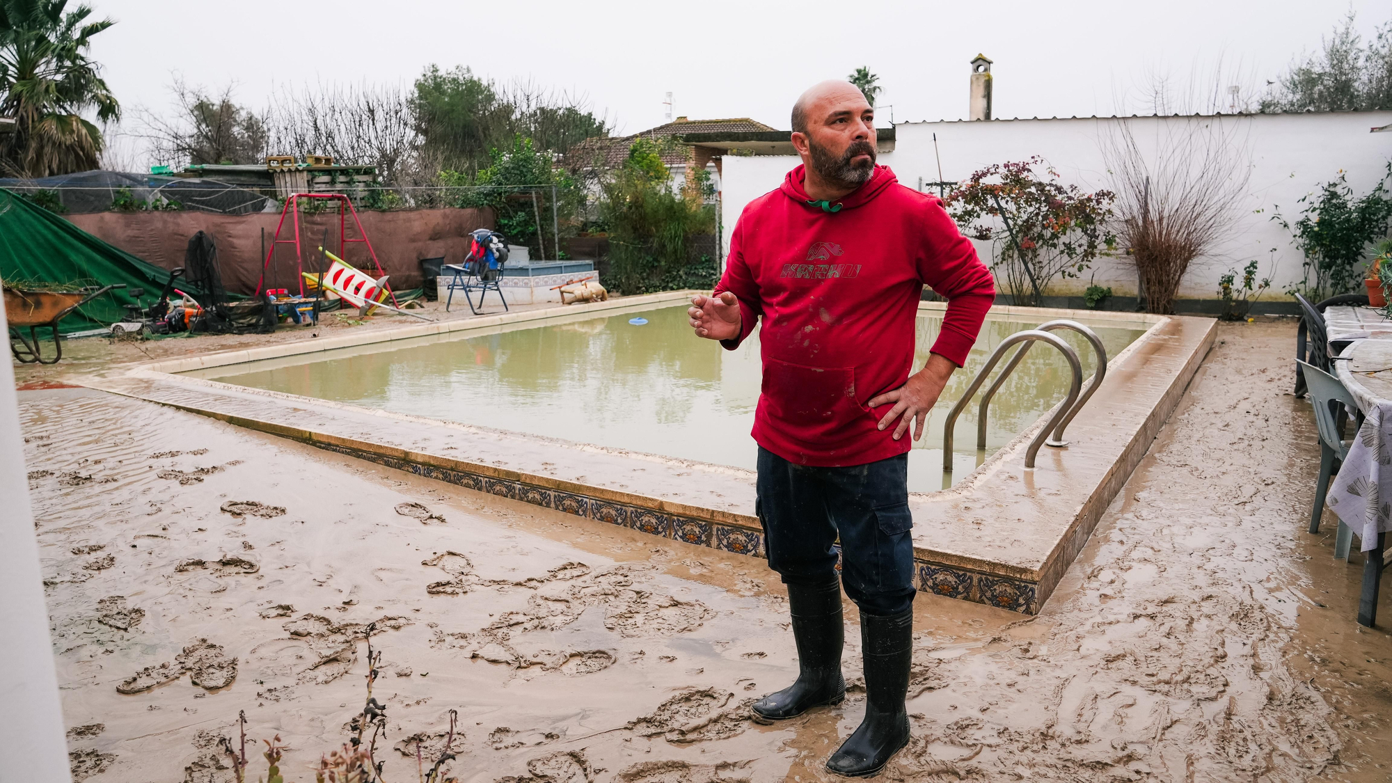 El lodo y el barro, dentro de las parcelas de las calles Perdiz y La Tórtola