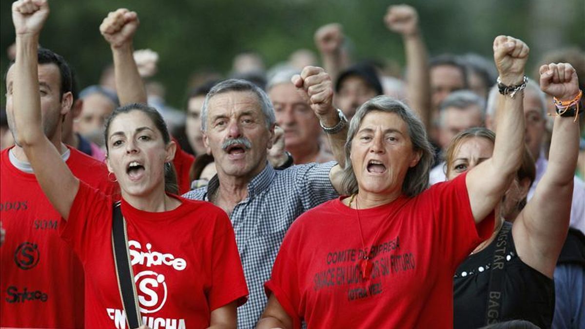 Los trabajadores de Sniace durante una protesta contra el cierre de la fábrica.