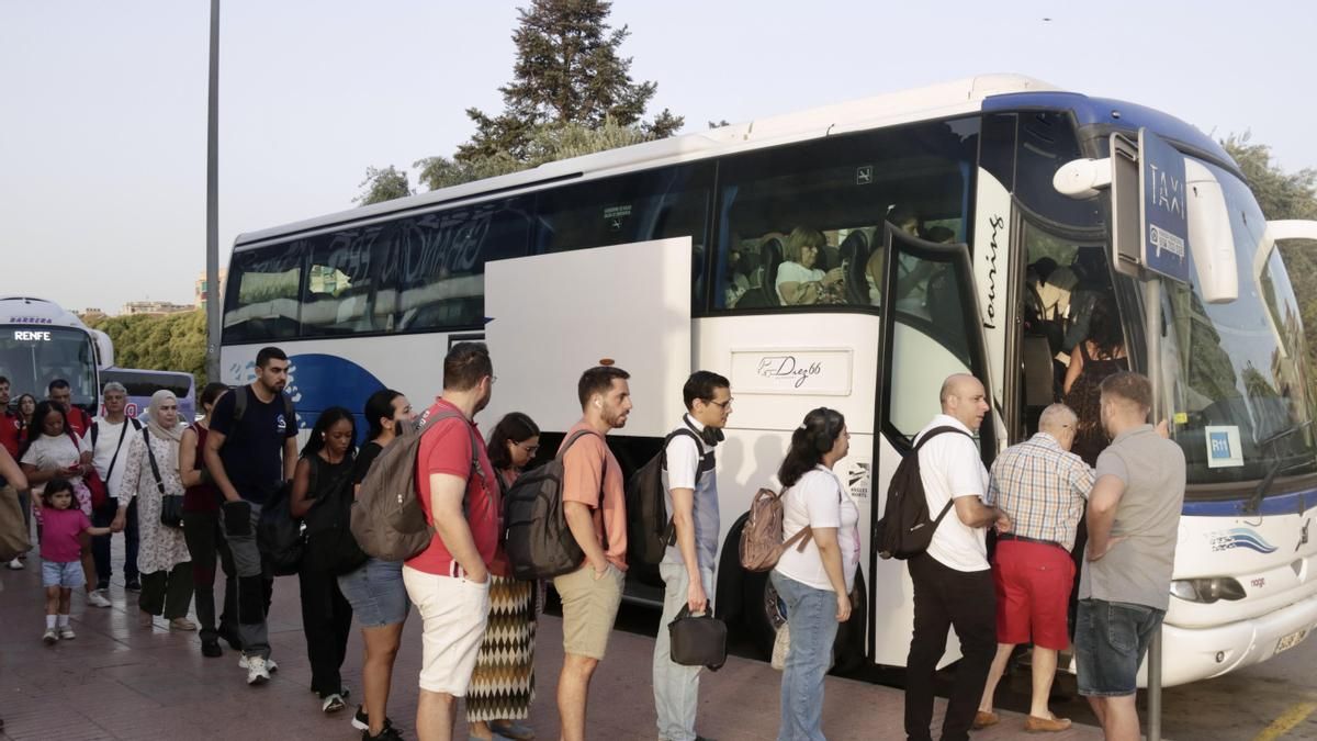 Los usuarios de Rodalies viven con resignación las afectaciones por el socavón en Montcada: "Es el pan de cada día"