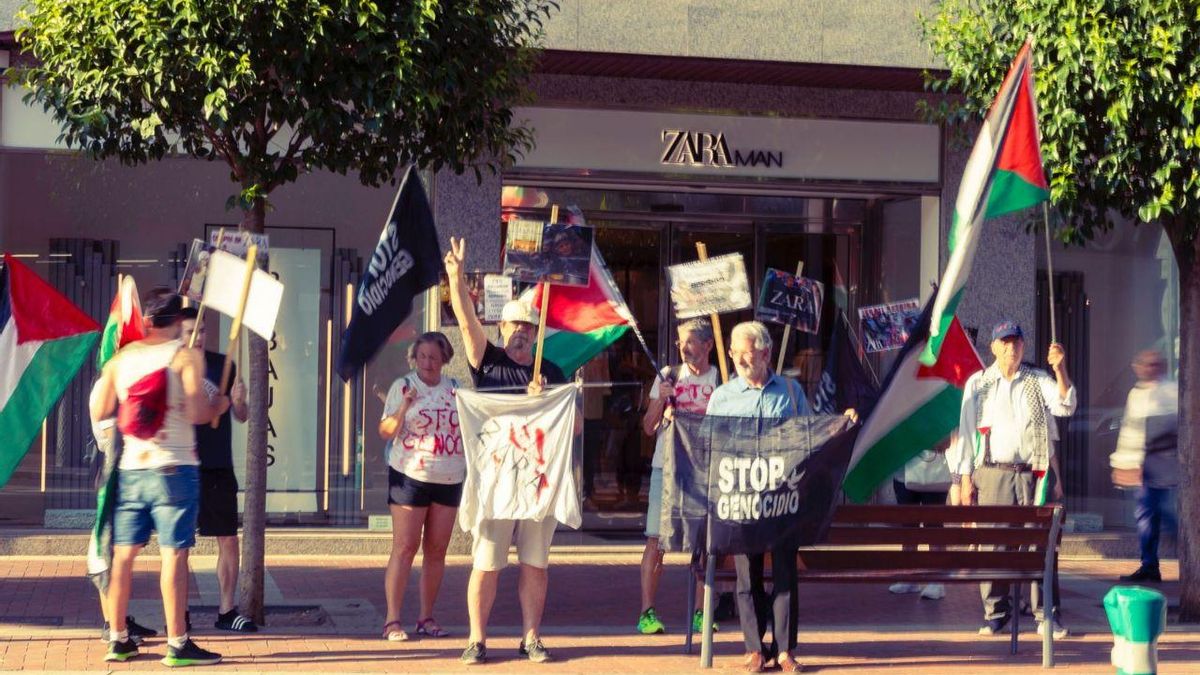 Protesta de la Acampada por Palestina a las puertas de la tienda de Zara de Logroño