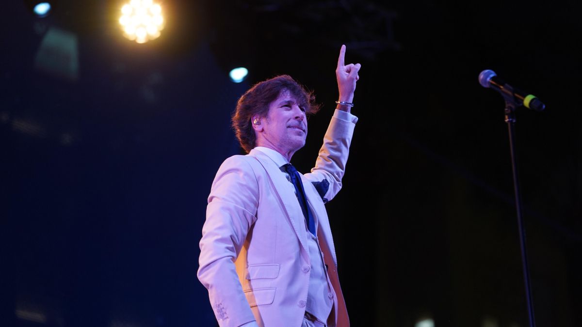 Manuel Lombo abrió la 17ª edición de La Noche Blanca en una abarrotada plaza de Las Tendillas