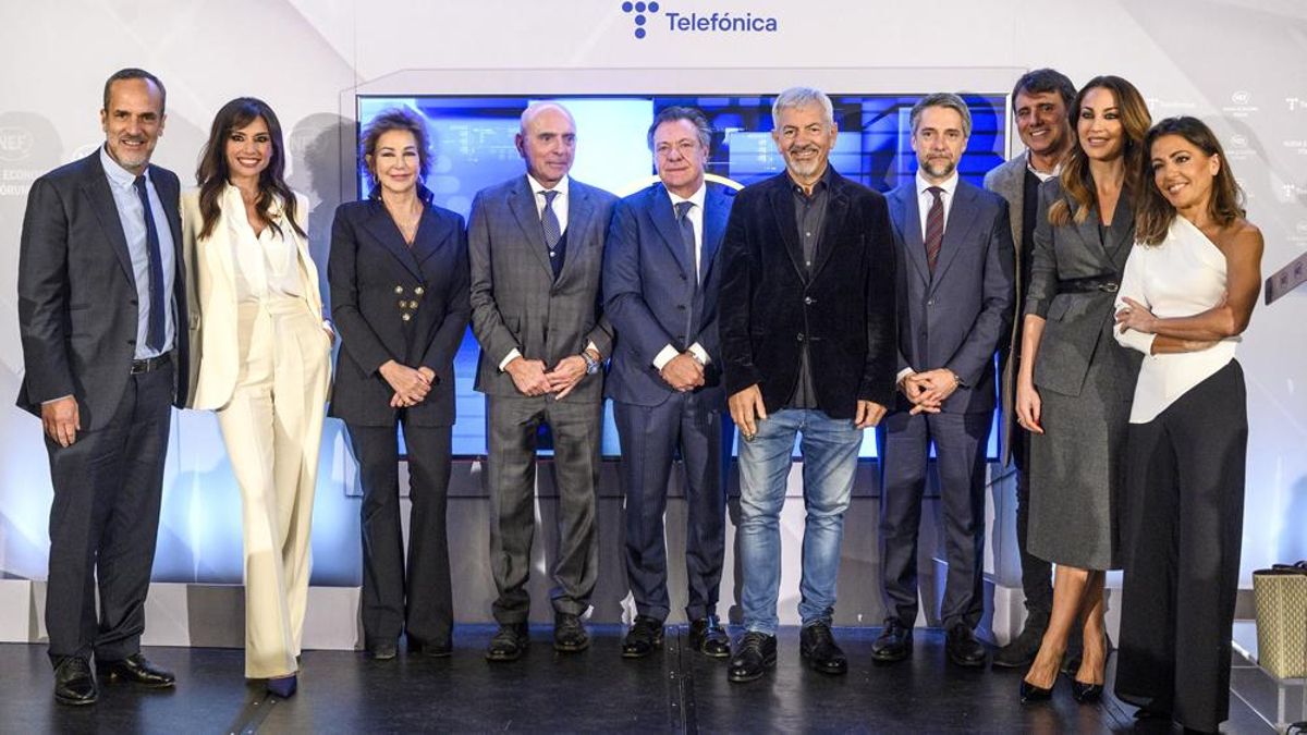 Alessandro Salem y Massimo Musolino, junto a varios de los presentadores de '12 Meses, 12 Causas'