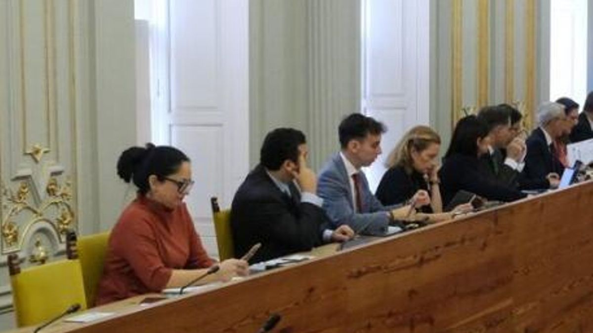 Clotilde Sánchez, a la izquierda de la imagen, en un pleno del Ayuntamiento de Las Palmas de Gran Canaria