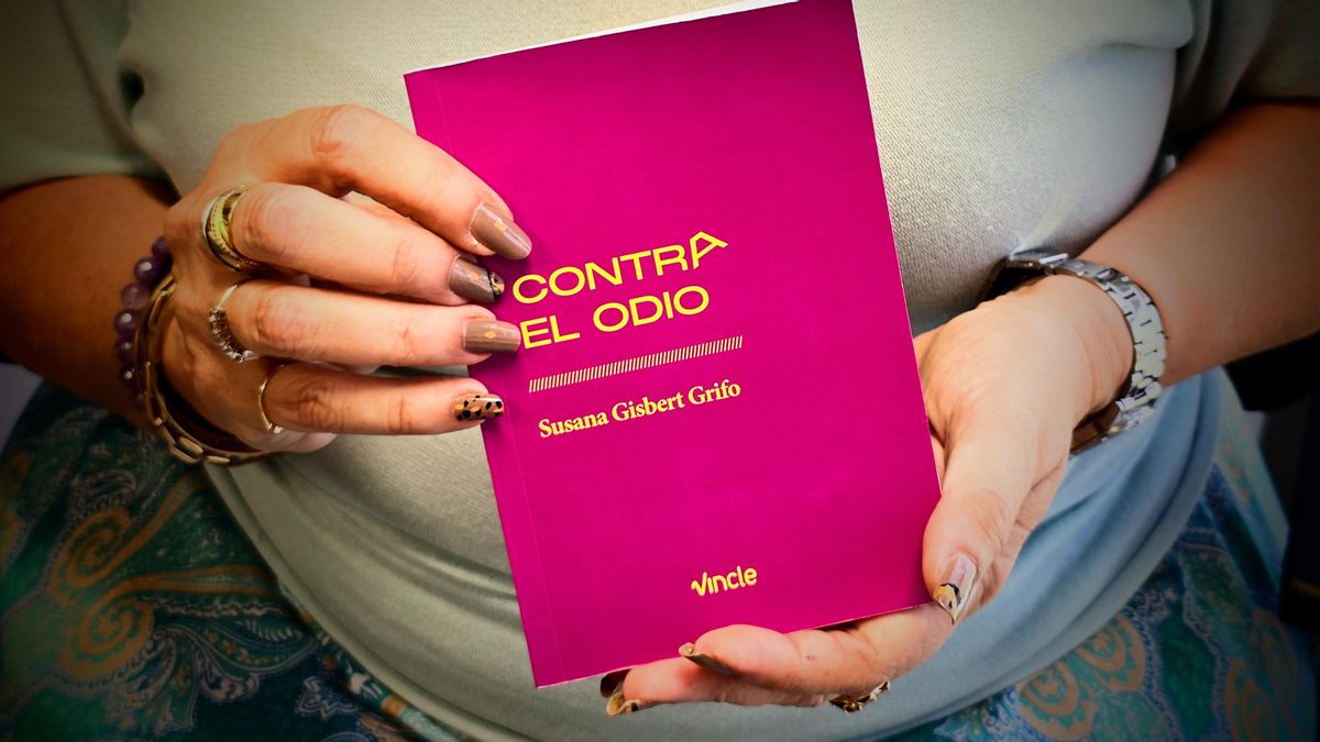 La fiscal Susana Gisbert sostiene su libro, titulado 'Contra el odio' y editado por Vincle.