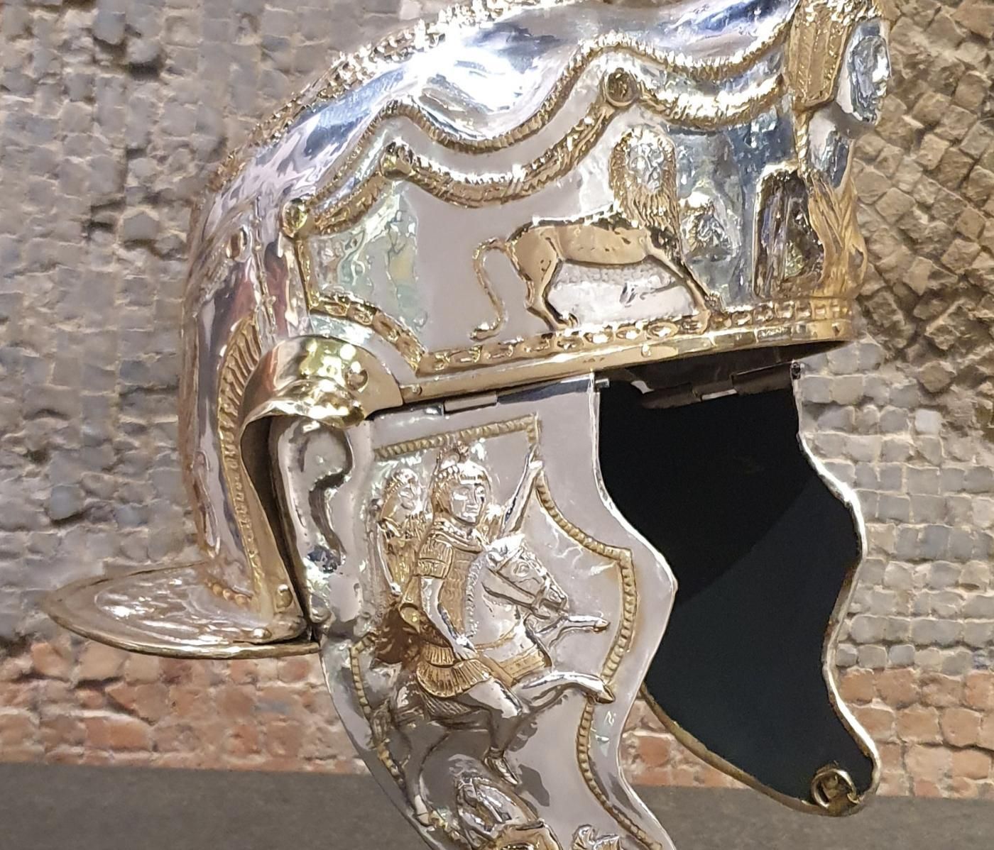 Francesco Galluccio utilizó hierro y latón trabajado a martillo y difiere de la otra réplica