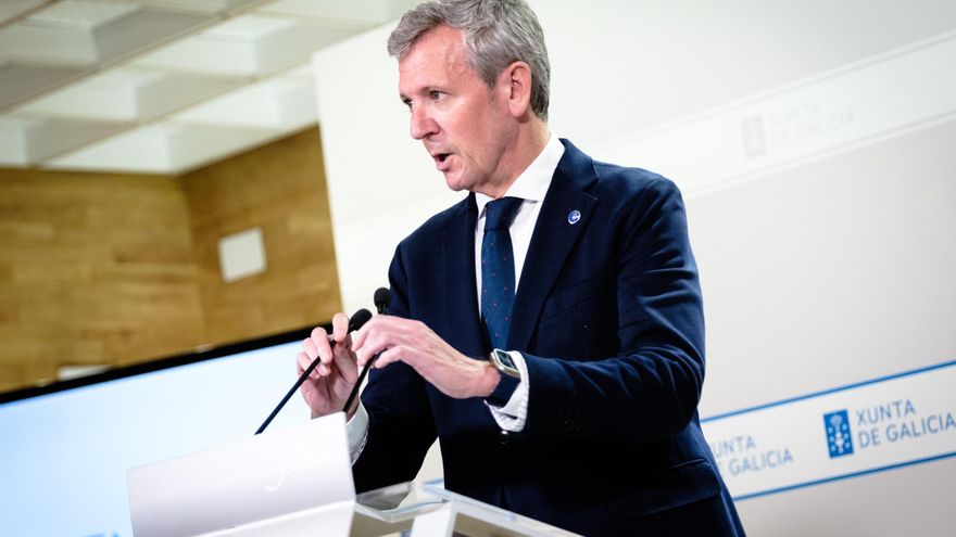 O titular do Executivo galego, Alfonso Rueda, acompañado polo conselleiro de Educacion, Román Rodríguez, na rolda de prensa posterior á reunión do Consello da Xunta. Sala do Consello, 26/05/25.