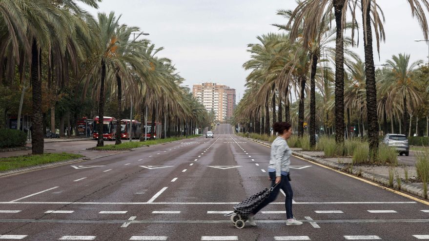 El aviso rojo de fenómenos meteorológicos adversos de AMET, ahora naranja, y las restricciones a la movilidad, han vaciado las calles de la ciudad de Valencia. EFE/Miguel Ángel Polo