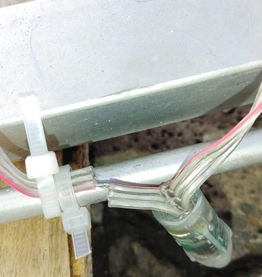 Corte de los cables del suministro eléctrico del árbol.