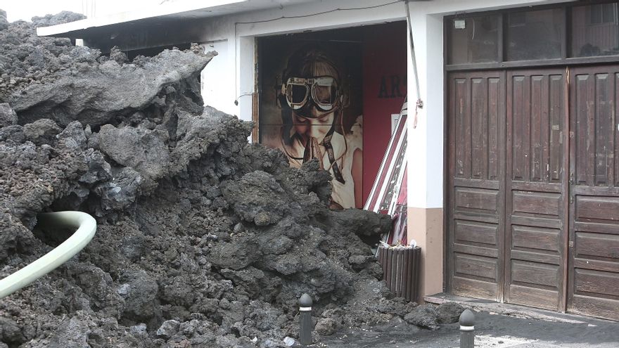 Lava junto a las puerta de un local en el barrio de La Laguna. (ALEJANDRO RAMOS)