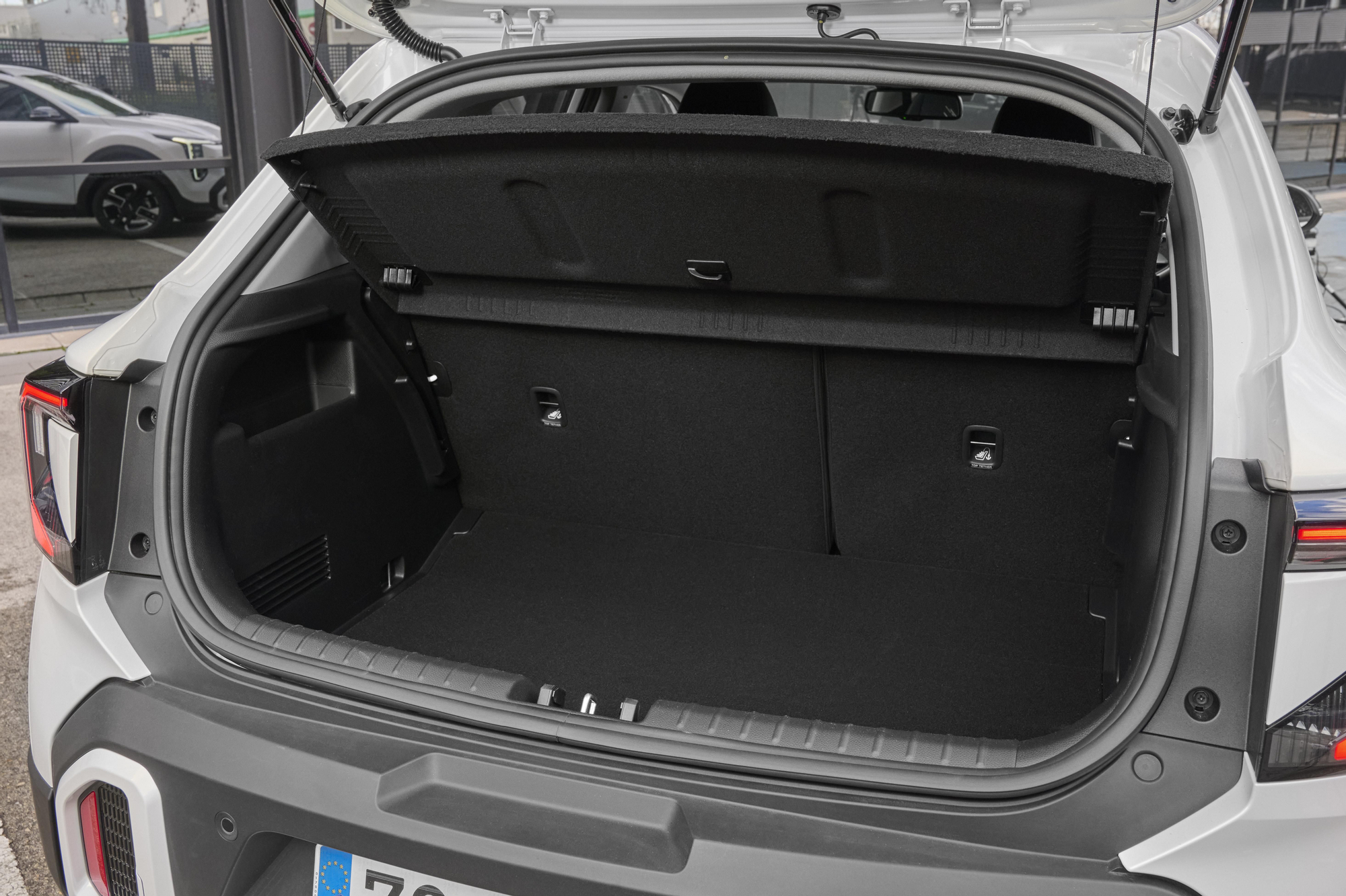 La bandeja del maletero ahora puede escamotearse gracias a un sistema de rieles.