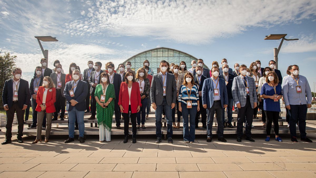El presidente del Gobierno y Secretario General del PSOE, Pedro Sánchez junto a presidentes autonómicos, ministros e invitados durante la foto de familia