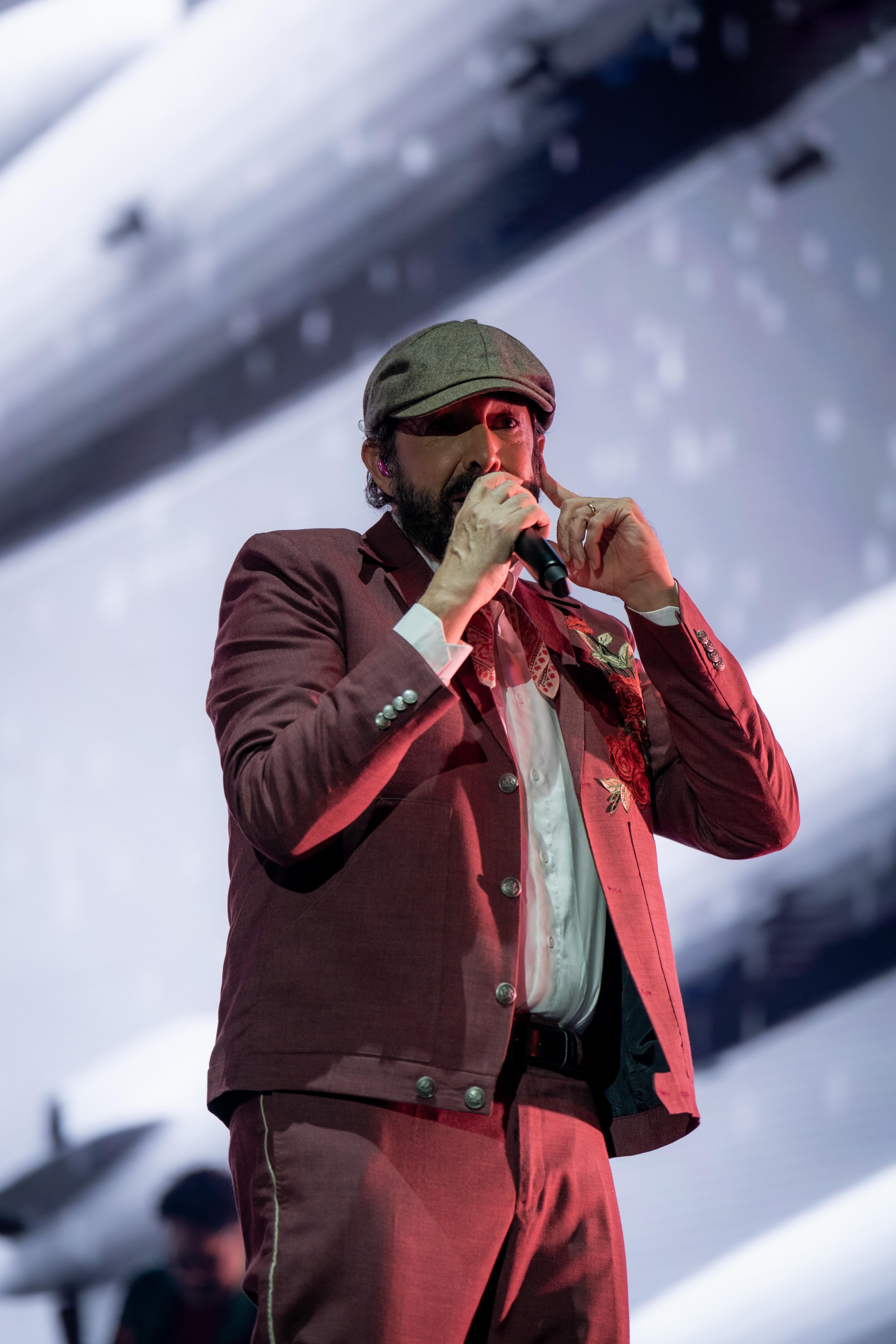 El cantante Juan Luis Guerra, apretando el pinganillo