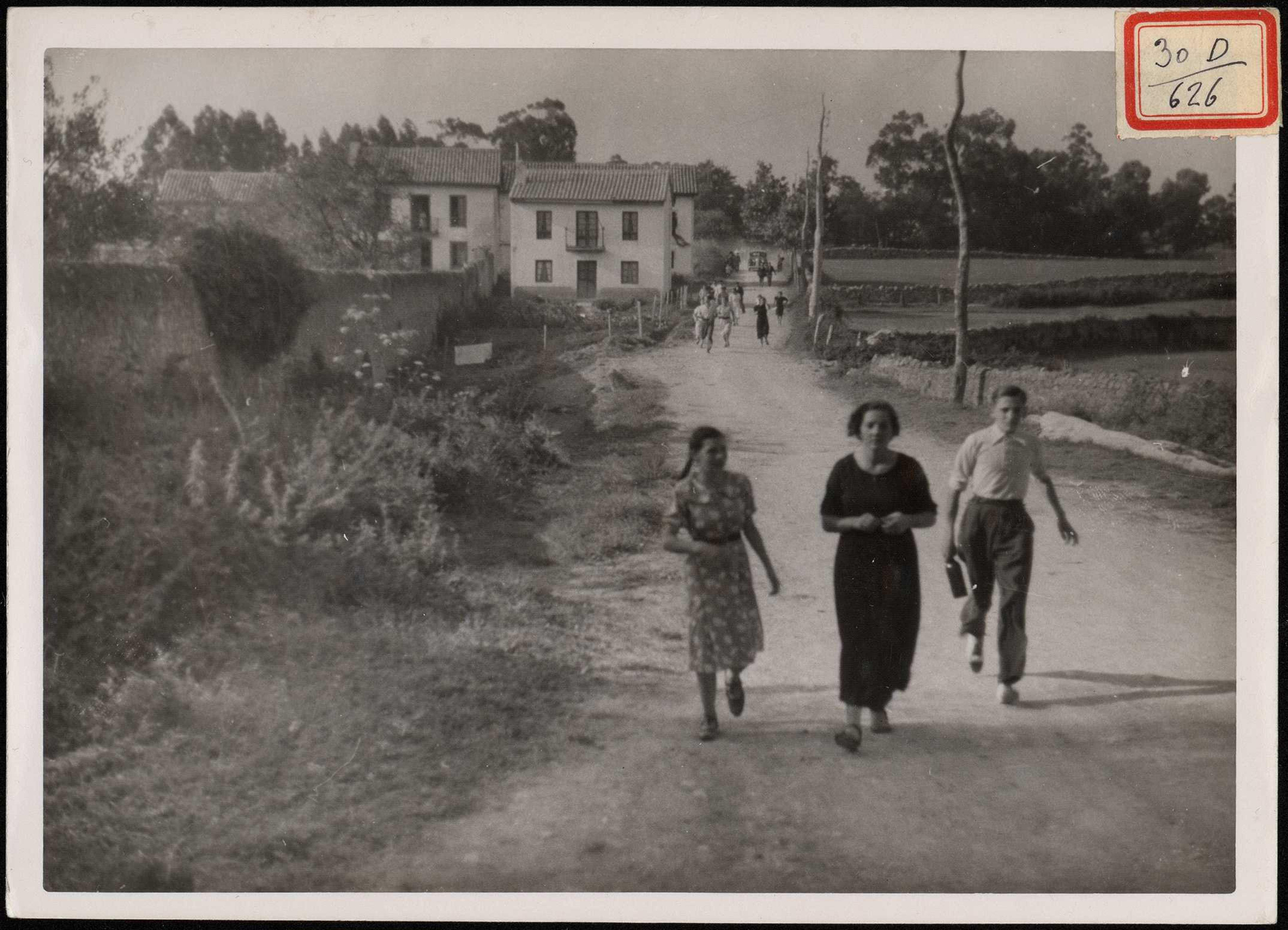 "Público corriendo al encuentro de nuestras tropas en Santander". 25 de agosto de 1937.