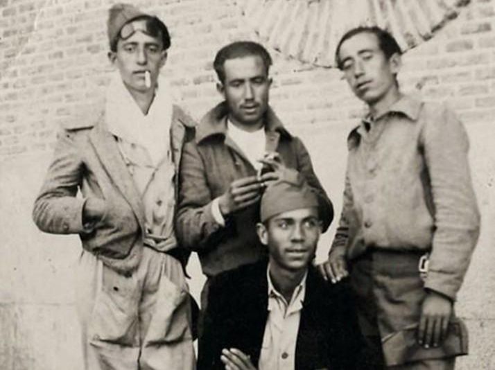 Miguel Hernández (agachado) como miliciano en los Salesianos del Estrecho (Madrid) en 1936.