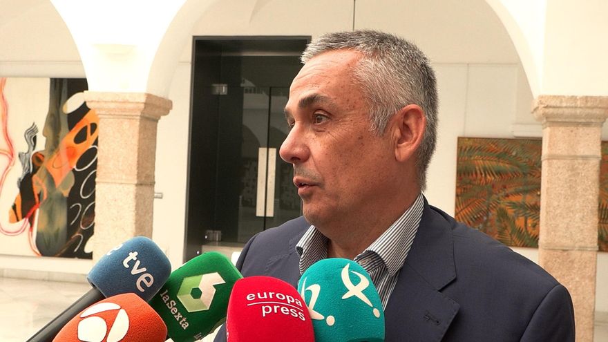 El diputado autonómico de Vox Ángel Pelayo Gordillo Moreno, antes de reunirse con la presidenta de la Asamblea, Blanca Martín, en la ronda de negociaciones para la investidura.