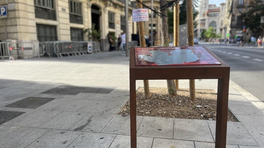 Tres vandalizaciones al año: la placa sobre las torturas franquistas en la Jefatura de Barcelona es la que acumula más ataques
