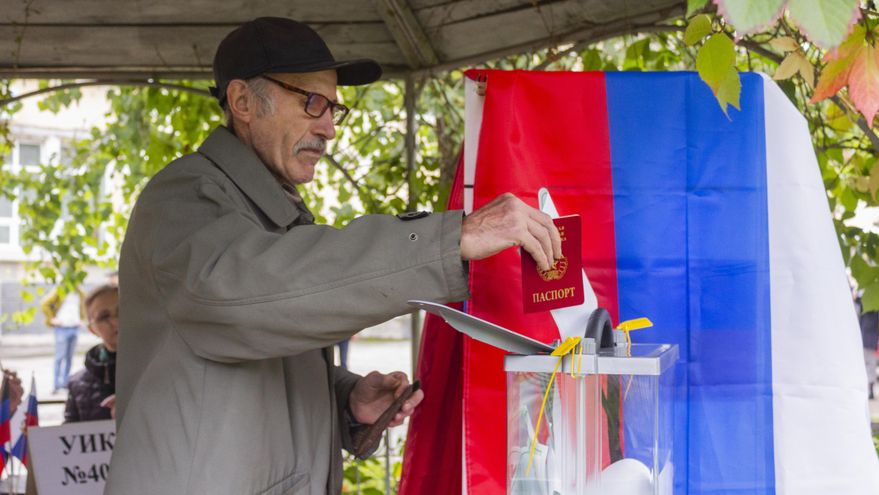 Imagen reciente en la que un hombre emite su voto en una mesa electoral en Lugansk, en el este de Ucrania. EFE/EPA/STRINGER