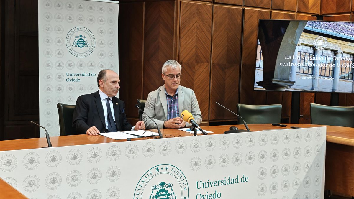 El rector de la Universidad de Oviedo, Ignacio Villaverde, a la izquierda, y Rafael Castro, director del centro colaborador de la OMS, en la rueda de prensa.
