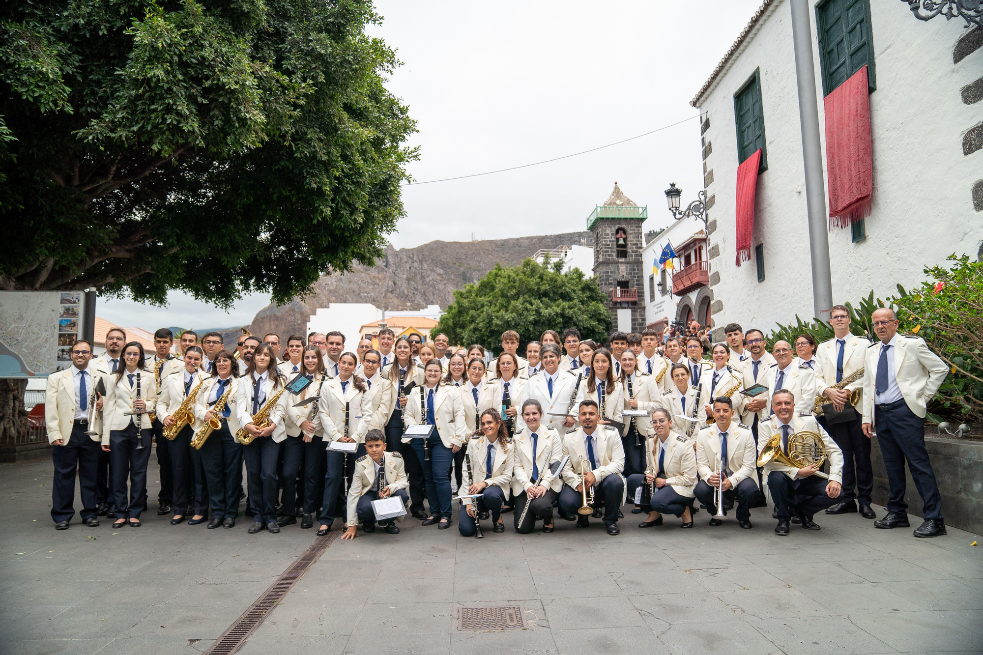 Cuerpos que dibujan el aire: ‘Los Acróbatas’ deslumbran en Santa Cruz de La Palma en la Semana Grande de la Bajada de la Virgen.