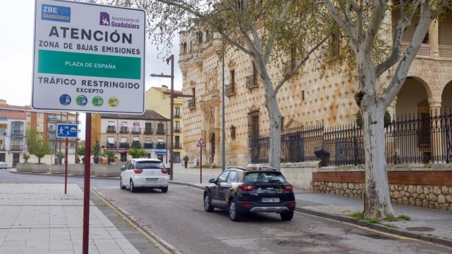 Un concejal de Vox asegura que se pasa la ZBE de Guadalajara “por el forro de lo que rima con emisiones”