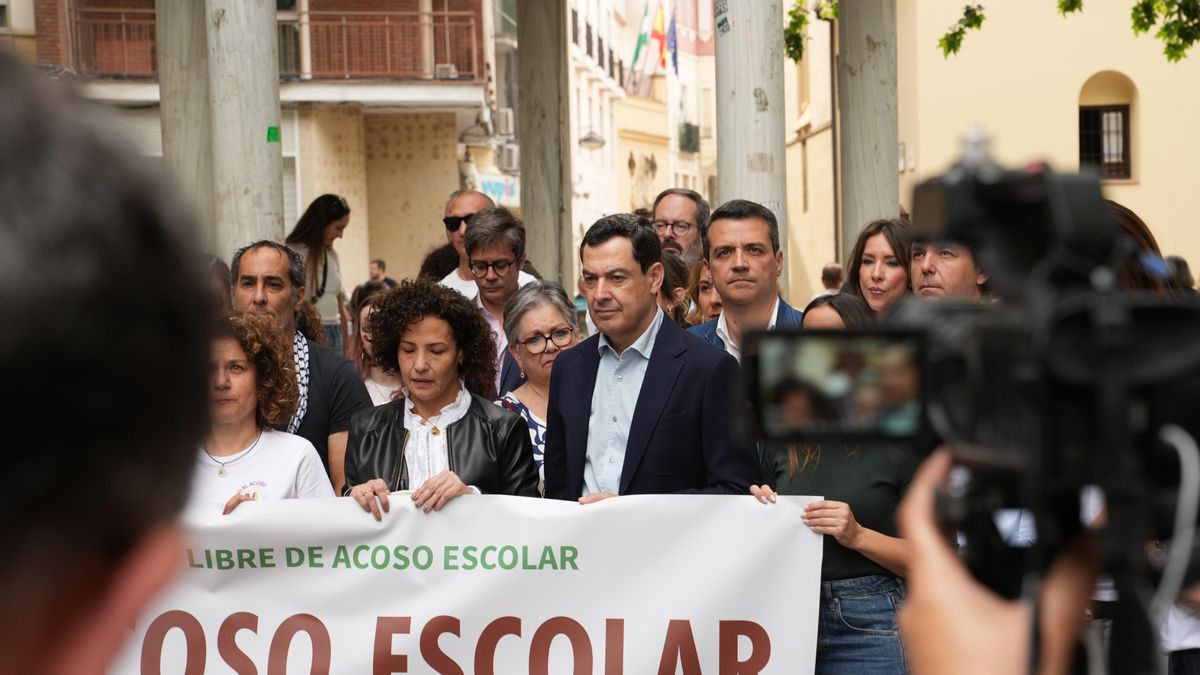 Juanma Moreno participa en la concentración por el Día Internacional contra el Acoso Escolar